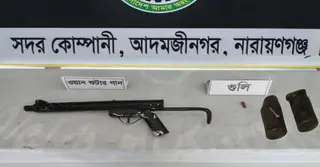 ফতুল্লায় পরিত্যক্ত অবস্থায় পাইপ গান, ককটেল ও গুলি উদ্ধার